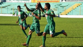  Meio-campista Pedro Panca (C) comemora gol do Tocantinópolsi na vitória osbre o Santos por 2 x 0 Fo