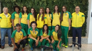 Equipe do Colégio Dom Bosco embarcando para França com o uniforme da Seleção Brasileira 