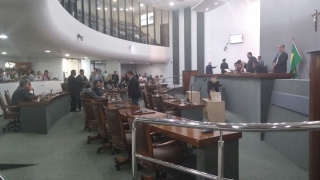 Deputados minutos antes de iniciarem a votação 