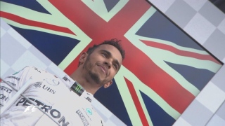 Lewis Hamilton no alto do pódio do Grande Prêmio da Inglaterra