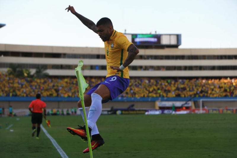 Gabigol comemora gol que marcou no Serra Dourada