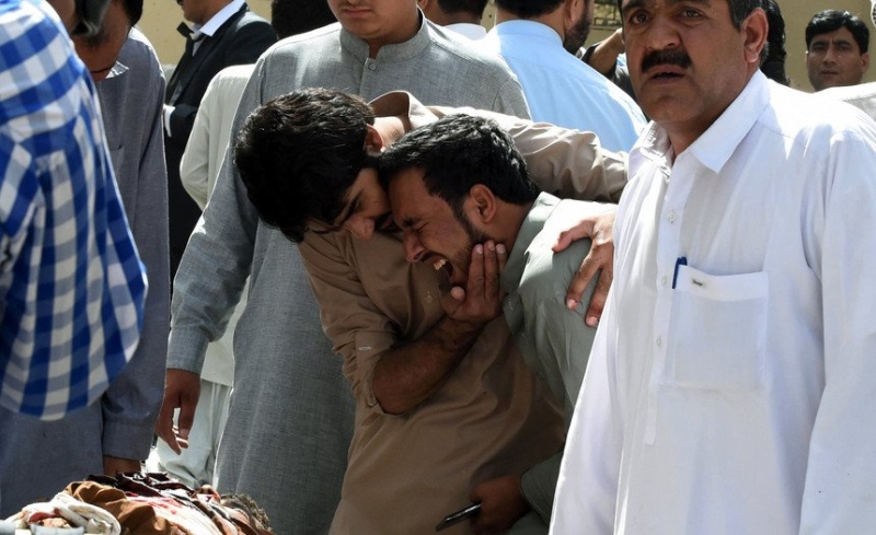 Ataque de homem-bomba a hospital mata ao menos 70 no Paquistão