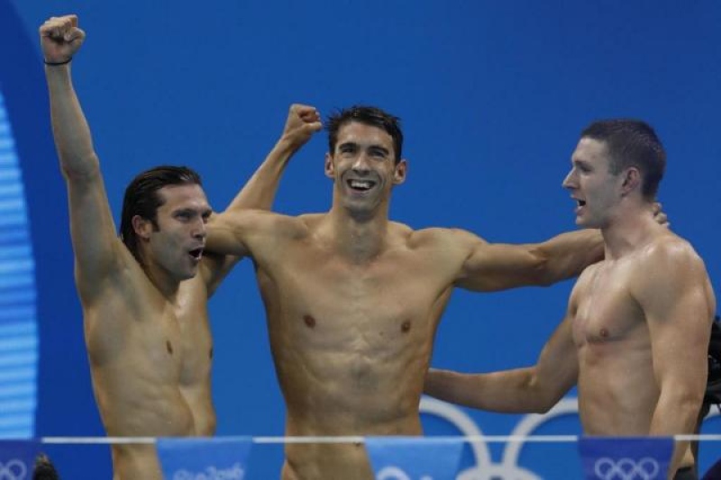 Phelps despede-se das piscinas com quinto ouro nos Jogos do Rio