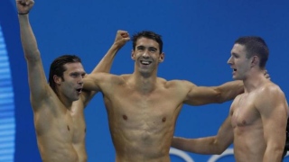 Phelps despede-se das piscinas com quinto ouro nos Jogos do Rio
