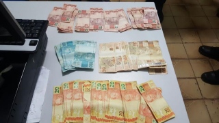 Dinheiro encontrado com os suspeitos 