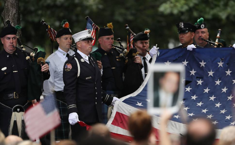 Homenagem aos mortos no 11/9 em NY reúne turistas, políticos e céticos