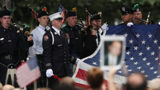 Homenagem aos mortos no 11/9 em NY reúne turistas, políticos e céticos