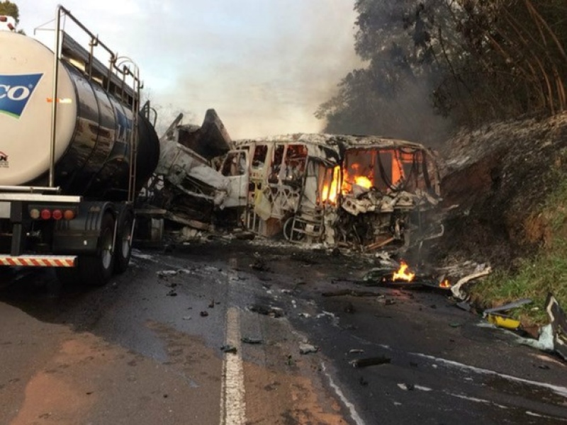 Acidente entre ônibus e caminhão deixa 20 mortos e 9 feridos no Paraná