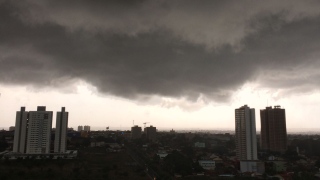 Alerta para risco de tempestade com alagamentos, raios e ventos de 99 km/h nesta madrugada em Goiás