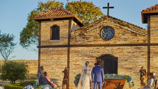 Casamento luxuoso em Pirenópolis tem presentes confiscados por dívida com Justiça