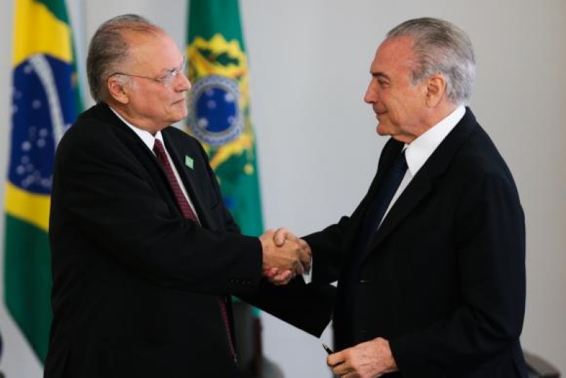 Freire vai ajudar a salvar o Brasil, diz Temer ao dar posse ao novo ministro