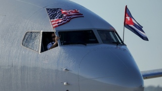Em meio ao adeus a Fidel, pousa o 1º voo comercial entre EUA e Havana