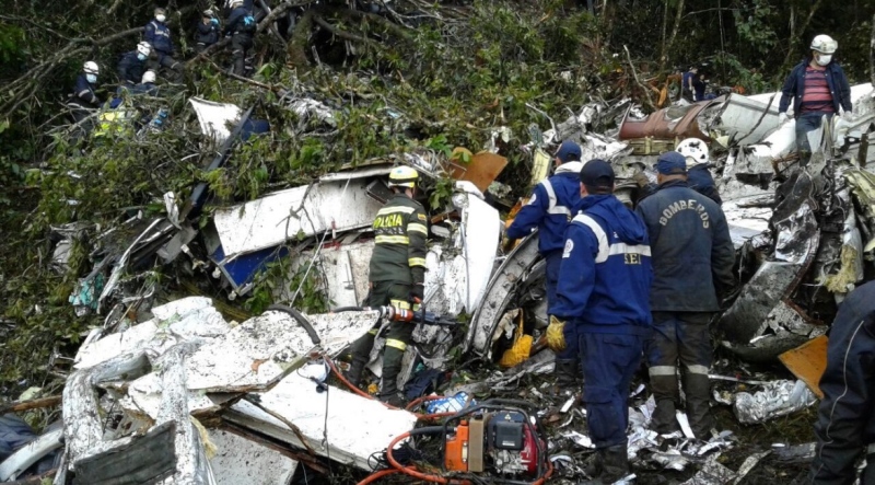 Polícia colombiana divulga fotos do local da queda do avião da equipe da Chapecoense 