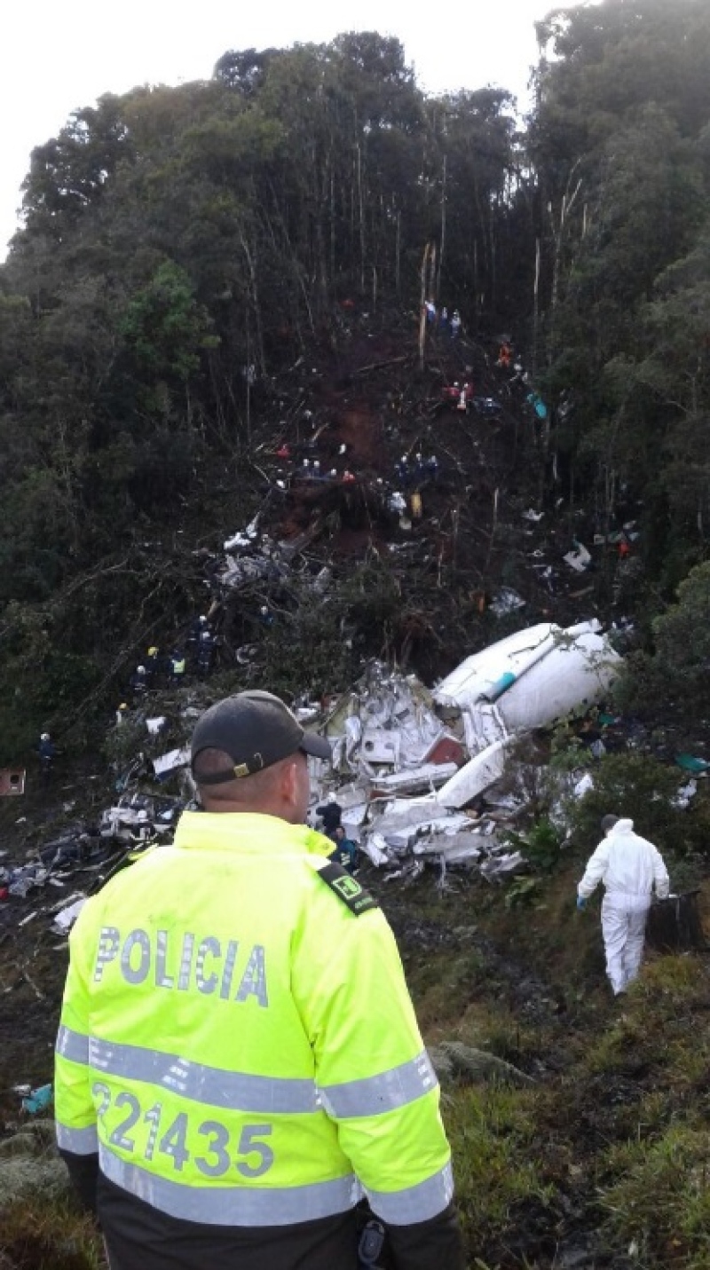 Polícia colombiana divulga fotos dos local da queda do avião da equipe da Chapecoense 