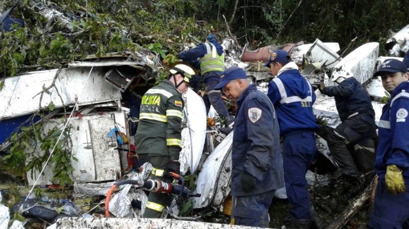 Polícia colombiana divulga fotos dos local da queda do avião da equipe da Chapecoense 