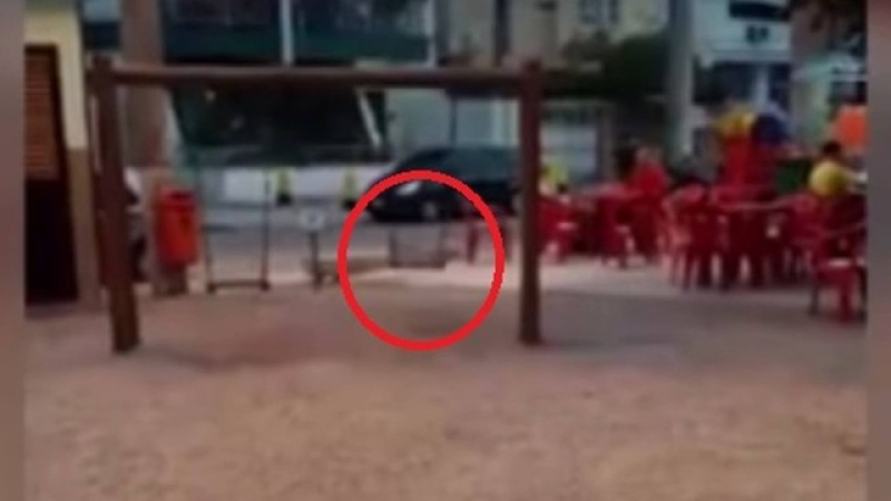 Mulher filma balanço mexendo sozinho enquanto brincava com a filha em praça