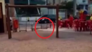 Mulher filma balanço mexendo sozinho enquanto brincava com a filha em praça