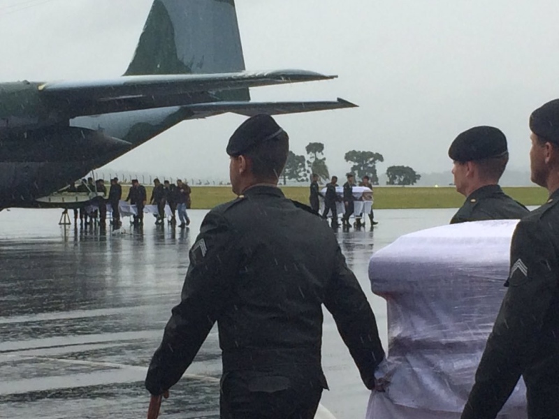 Corpos são retirados de aeronaves e recebem homenagens em Chapecó