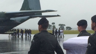 Corpos são retirados de aeronaves e recebem homenagens em Chapecó