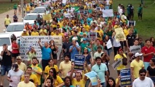 Manifestantes deram a volta ao redor da Praça dos Girassóis