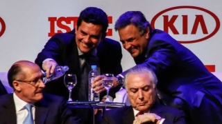 Fotos de Sérgio Moro e Aécio Neves em cerimônia viraliza nas redes sociais