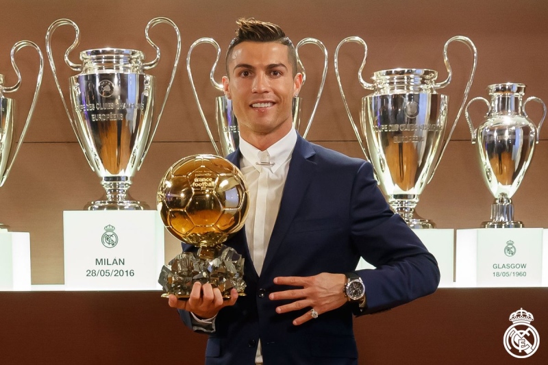 Cristiano Ronaldo ganha Bola de Ouro da revista 'France Football' pela 4ª vez