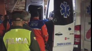 Goleiro da Chapecoense que teve parte da perna amputada volta ao Brasil após acidente aéreo