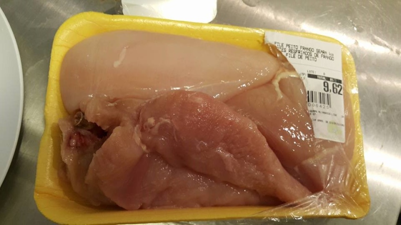 Mulher encontra uma bala dentro do frango congelado que comprou no supermercado