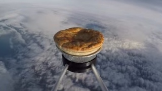 Acreditem, uma torta salgada foi lançada ao espaço
