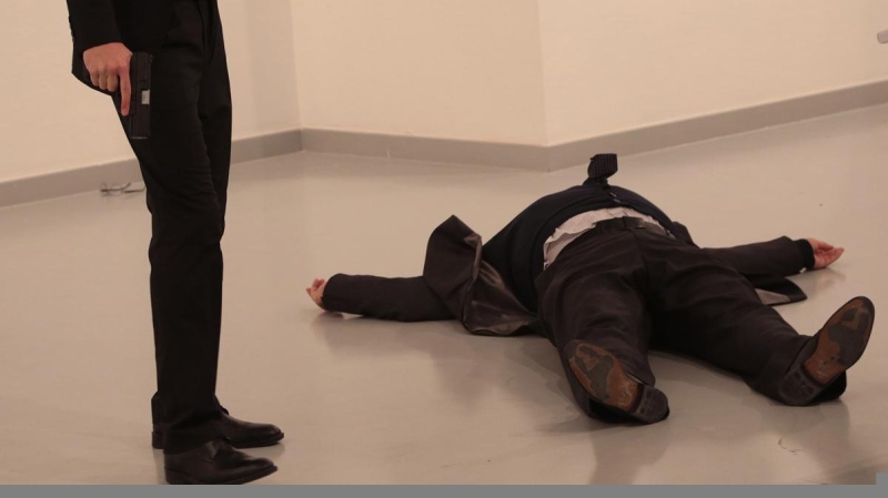 Atirador mata embaixador russo em galeria de arte na Turquia