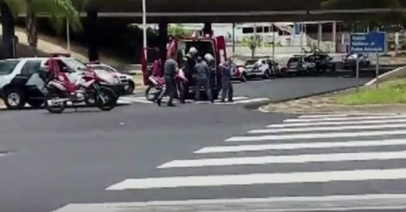 15 homens armados com fuzis invadem estacionamento de hipermercado para roubar um carro forte