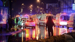Homem vestido de Papai Noel mata 39 e fere 69 em casa noturna em Istambul