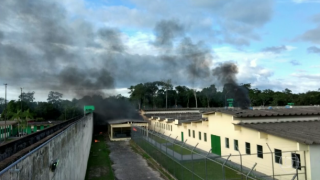 Amazonas vai alugar contêiner para guardar os 60 corpos de presos mortos em rebelião