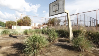 A quadra poliesportiva na quadra 706 Sul, em Palmas, está tomada pelo mato