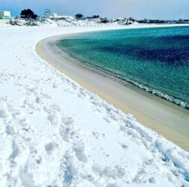 Profecia assustadora de neve em praia paradisíaca se concretiza e preocupa a todos