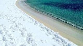 Profecia assustadora de neve em praia paradisíaca se concretiza e preocupa a todos
