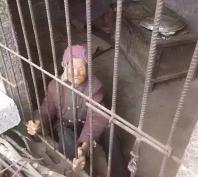 Filho e nora mantém idosa de 92 anos presa em jaula 