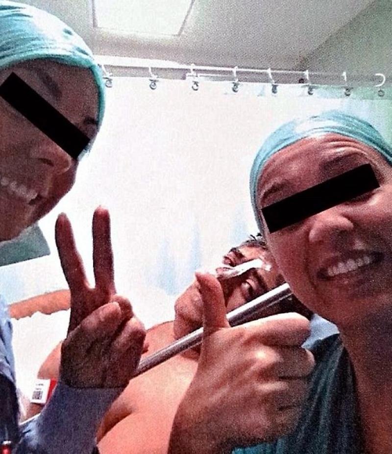 Médicos fazem 'selfie' antes de cirurgia e foto vira prova em processo após paciente morrer