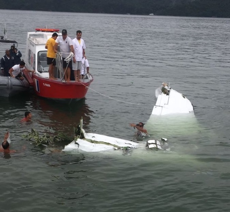Cinco corpos são retirados do mar no local onde caiu avião de Teori