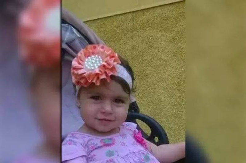 criança de 2 anos morre baleada enquanto brincava