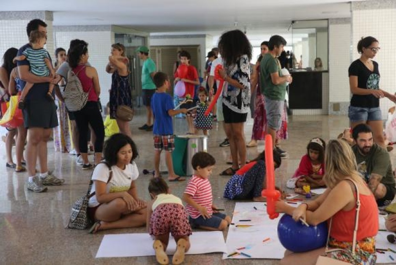 Em Brasília, crianças fazem “Brincalhaço” contra proibição em prédio