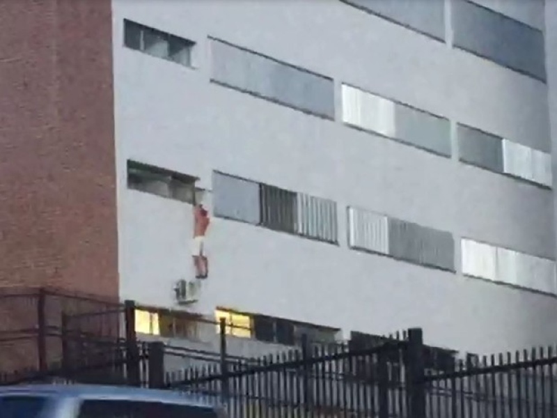 Paciente entra em surto, tenta fugir de hospital pela janela e cai do primeiro andar; assista