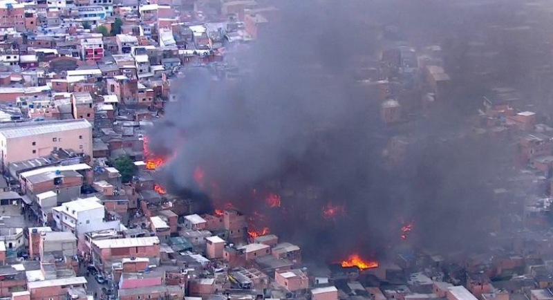 Incêndio atinge barracos da favela de Paraisópolis, zona sul de SP