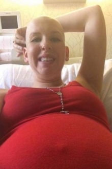 Mulher que lutava contra um câncer, morre um dia depois de dar à luz gêmeos