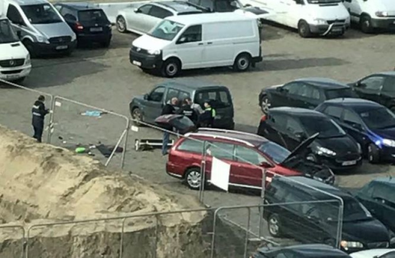 Homem tenta atingir pessoas com carro em rua da Antuérpia