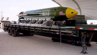 EUA lançam 'mãe de todas as bombas' no leste do Afeganistão