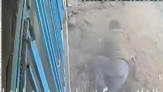 Vídeo flagra momento em que homem joga cigarro aceso e explode calçada