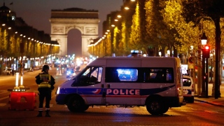 Policial e autor do ataque foram ambos mortos a tiros em Paris