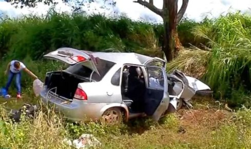 Homem morre ao puxar volante de mulher e carro bate em árvore
