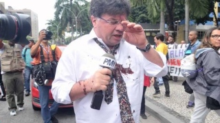 Humorista Marcelo Madureira é agredido por manifestantes no Rio